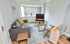 Cosy 3 Bed With Parking- Family And Contractors